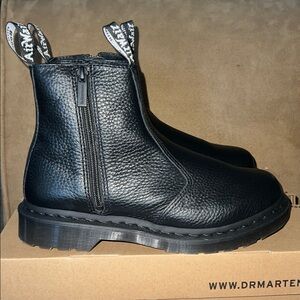 NWB. DR. MARTENS 2976 NAPPA LEATHER CHELSEA BOOTS Black Size 8